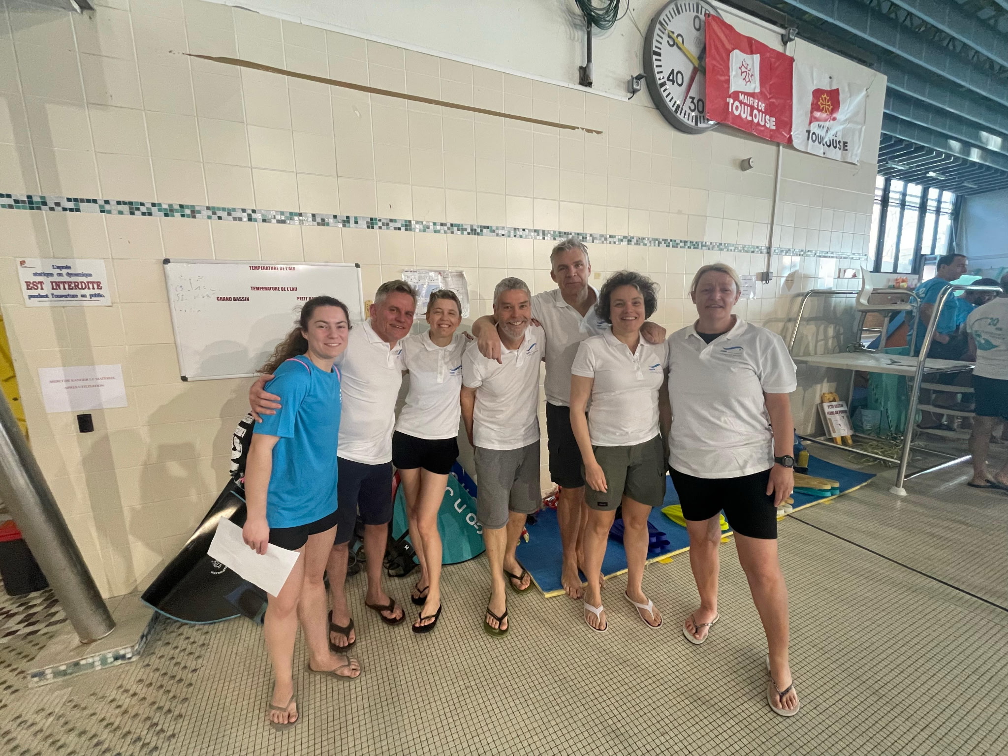 L'équipe nage avec palmes