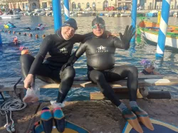 Laurent et Philippe chaussant leurs monopalmes
