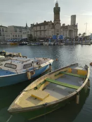 Des bateaux au premier plan et Sète au second plan