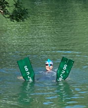 nageuse dans un fleuve qui montre ses palmes