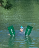 nageuse dans un fleuve qui montre ses palmes